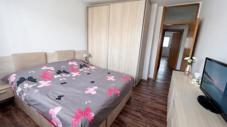 Apartament cu 3 camere semidecomandat, mobilat în Pantelimon