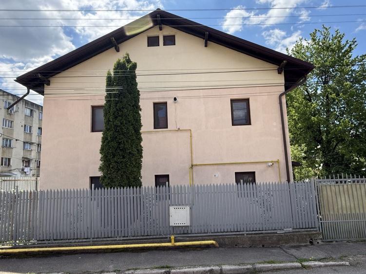 Casă individuală cu 9 camere cu Canalizare în Central