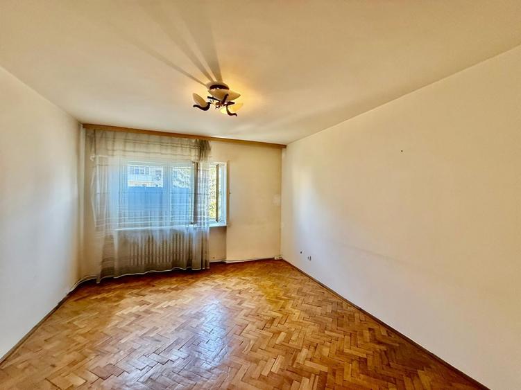 Apartament cu 4 camere decomandat în Piața Centrală