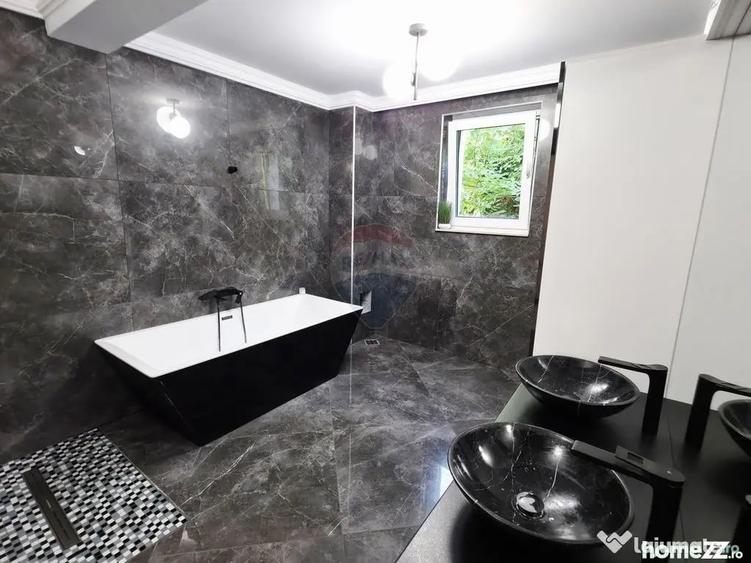 Apartament cu 5 camere decomandat în Precista