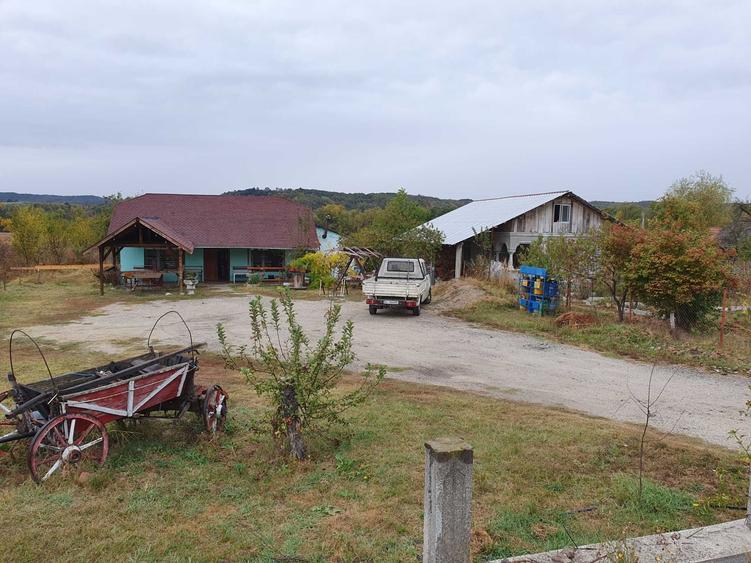 Casă cu 4 camere în Lădești