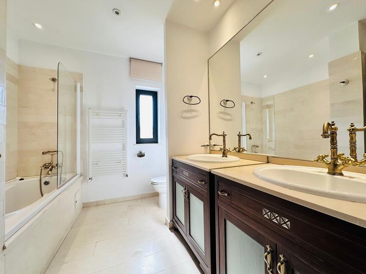 Duplex cu 9 camere cu Canalizare în Central