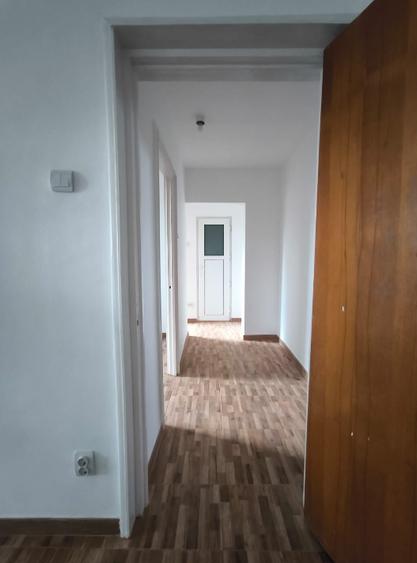 Apartament cu 3 camere decomandat în Drumul Taberei