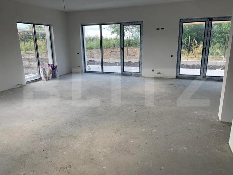 Casă individuală cu 4 camere cu Canalizare în Exterior Est