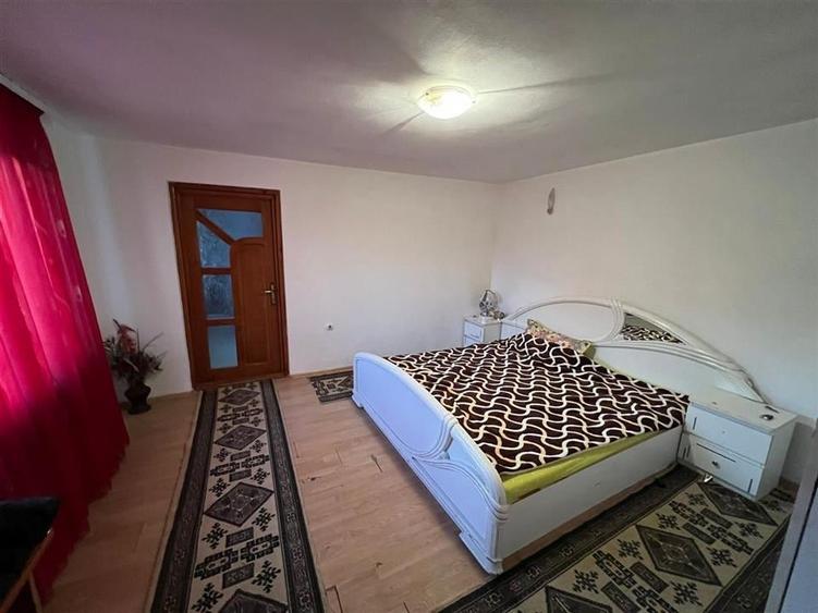 Casă individuală cu 4 camere cu Canalizare în Obor