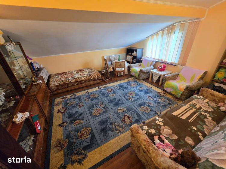 Casă cu 10 camere cu Teren 356 Mp în Bradu