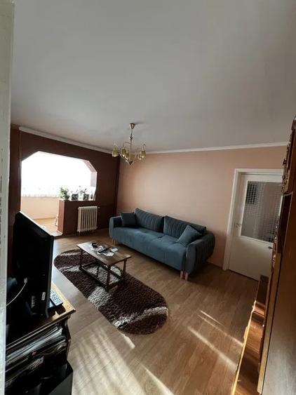 Apartament cu 3 camere semidecomandat în Florilor