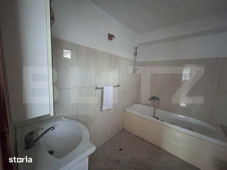 Casă cu 10 camere cu Teren 400 Mp în Romanești