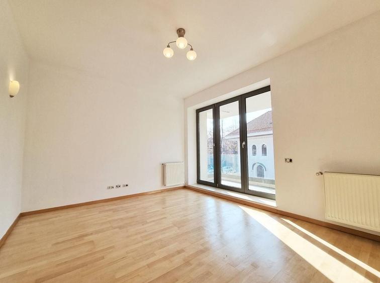 Apartament cu 4 camere semidecomandat în Capitale