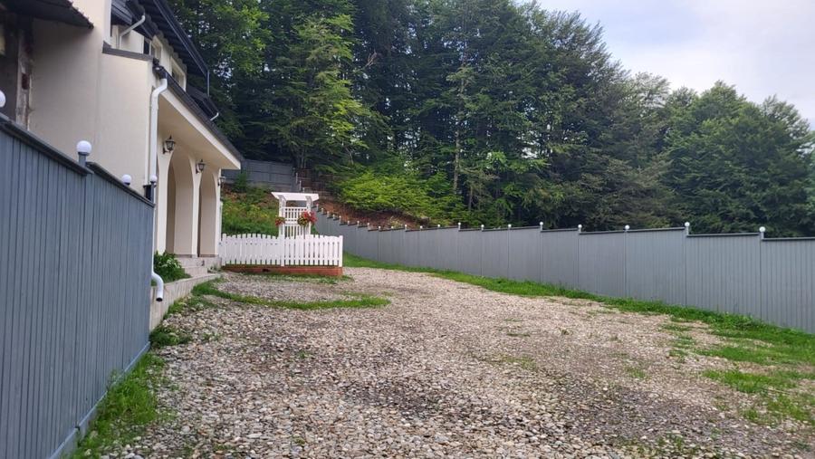 Casă cu 15 camere cu Teren 1300 Mp în Cheia