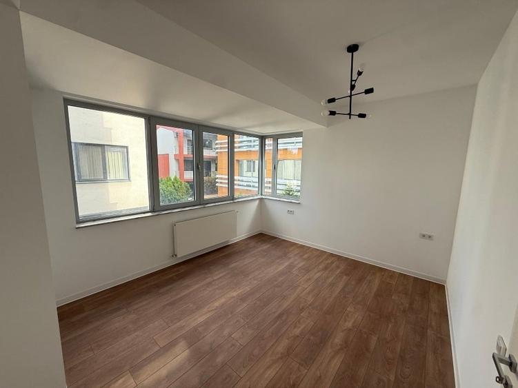 Apartament cu 4 camere decomandat în Băneasa