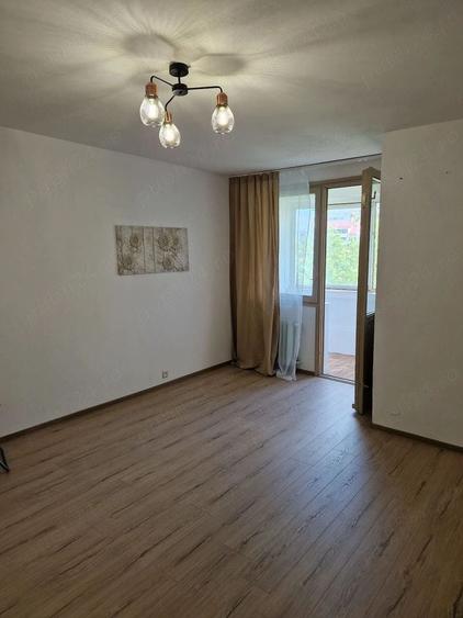 Garsonieră decomandată în Titan