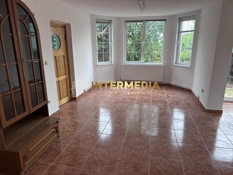 Casă individuală cu 4 camere cu Canalizare în Cetate