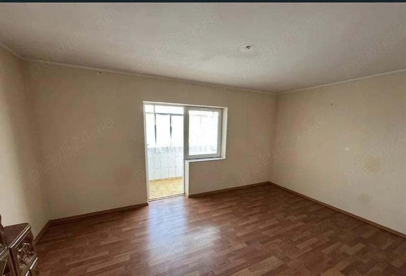 Apartament cu 3 camere decomandat în Exterior Vest