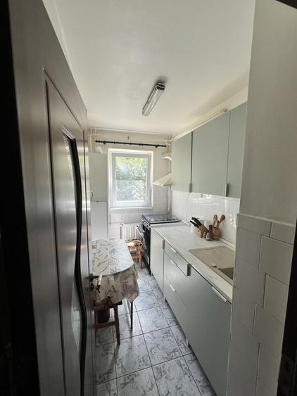 Apartament cu 3 camere semidecomandat în Satu Nou