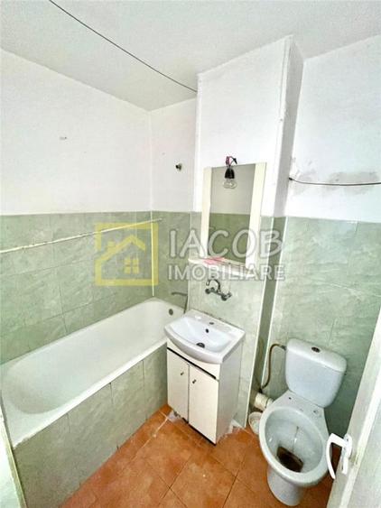 Apartament cu 3 camere semidecomandat în Milcov
