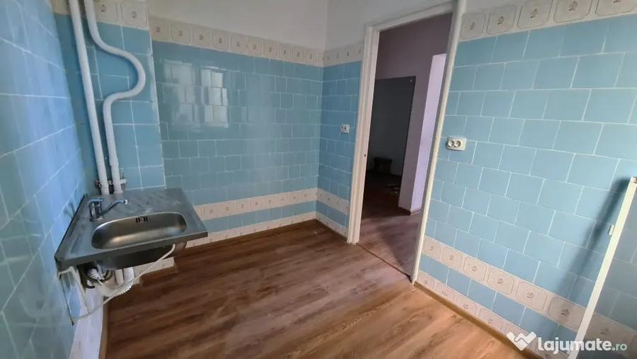 Apartament cu 3 camere decomandat în Sud