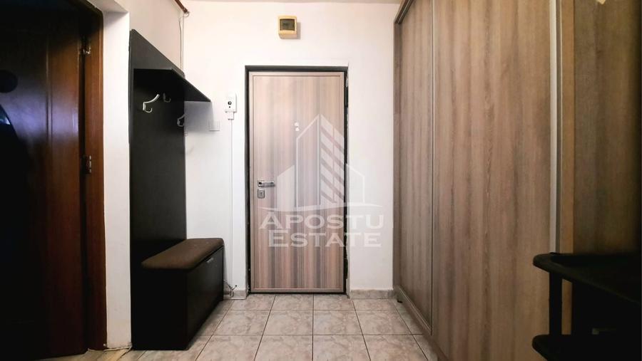 Apartament cu 3 camere semidecomandat, mobilat în Miorița