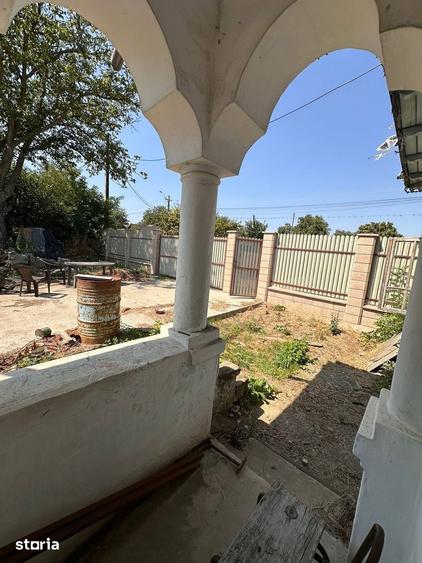 Casă cu 2 camere cu Teren 2700 Mp în Central