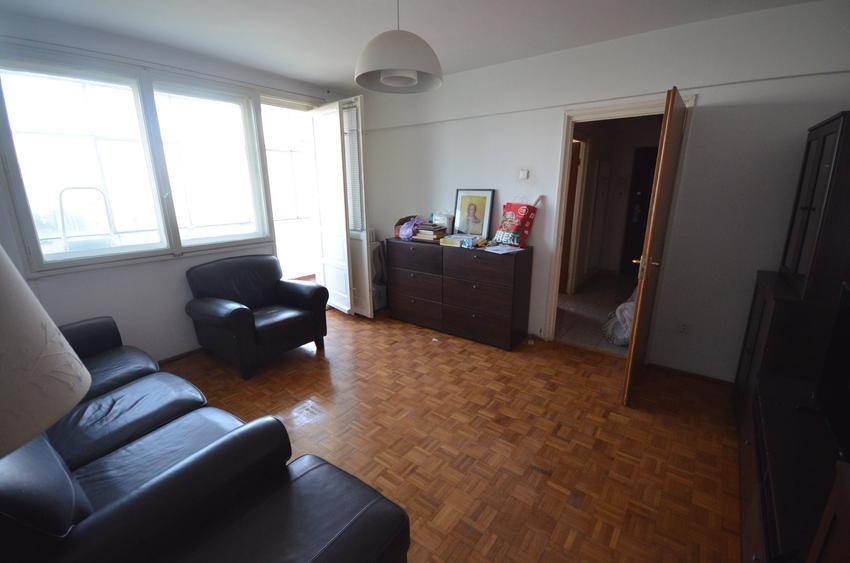 Apartament cu 3 camere semidecomandat în P-ța Muncii
