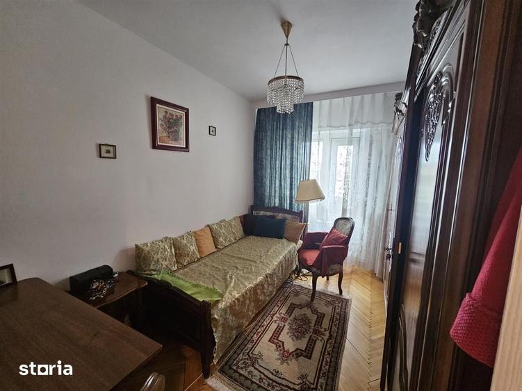 Apartament cu 4 camere decomandat în Hala Centrală