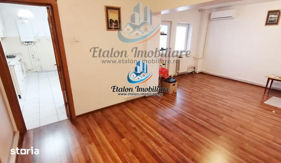 Apartament cu 3 camere semidecomandat în Calea Romanului