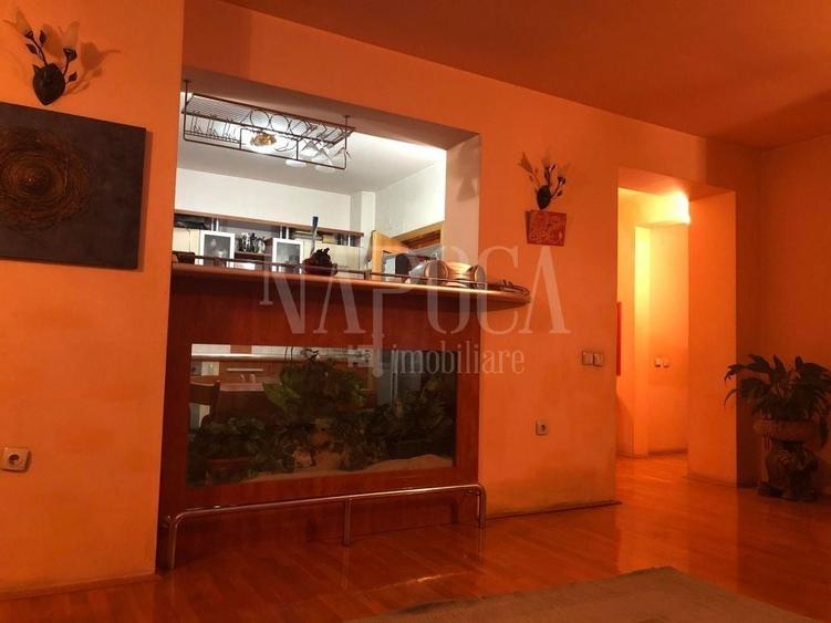 Casă individuală cu 8 camere cu Canalizare în Central