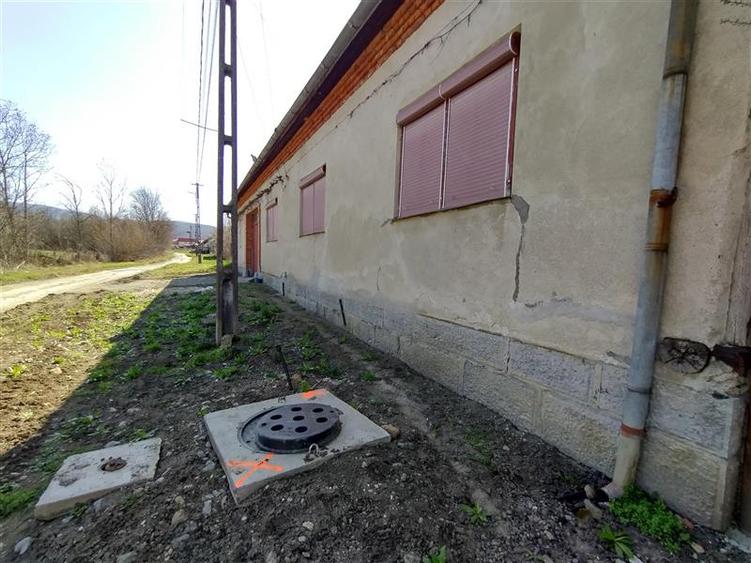Casă individuală cu 8 camere cu Teren 3800 Mp în Răchitova