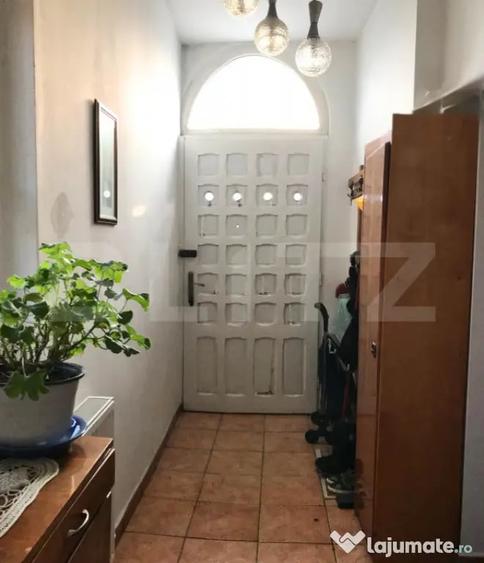 Apartament cu 4 camere semidecomandat în Cetate