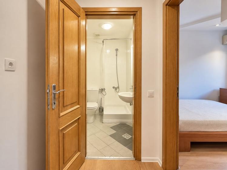 Apartament cu 2 camere decomandat, mobilat în Central