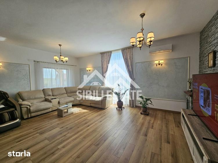 Casă cu 5 camere cu Teren 670 Mp în Roșia