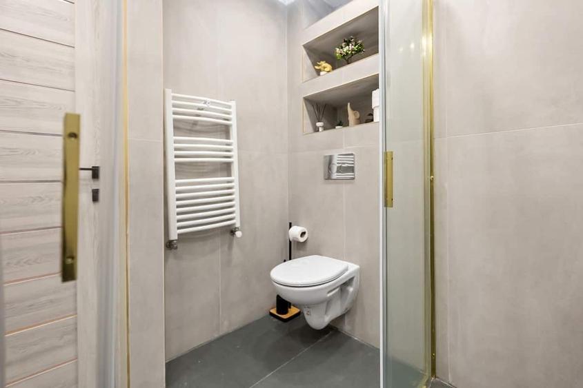 Apartament cu 5 camere decomandat, mobilat în Magheru