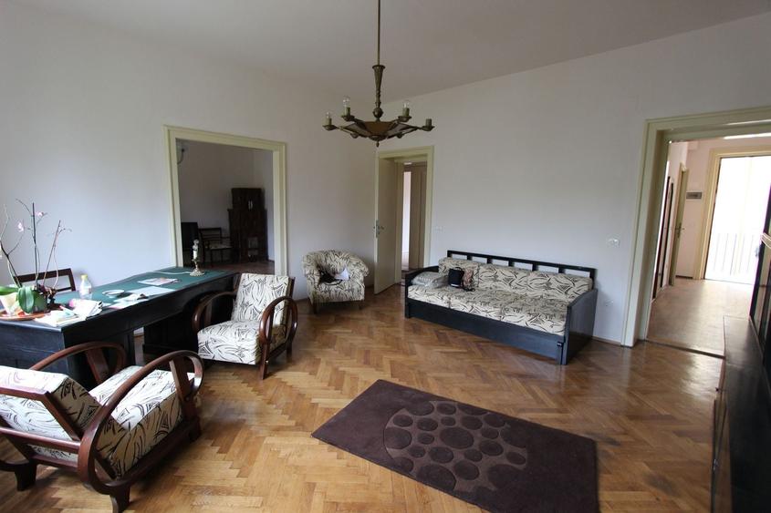 Apartament cu 3 camere semidecomandat, mobilat în Central