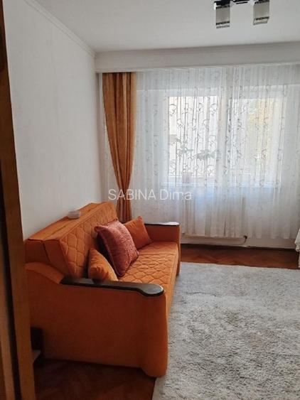 Apartament 3 camere de închiriat.
