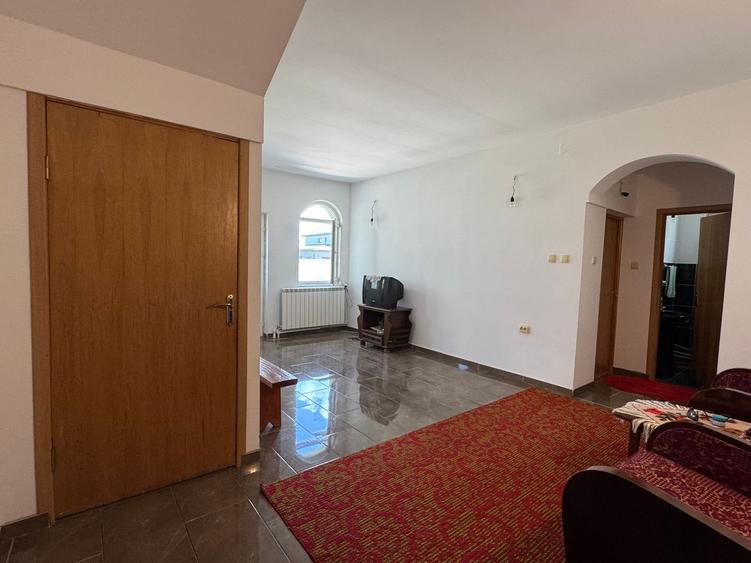 Casă individuală cu 6 camere cu Canalizare în Lazu