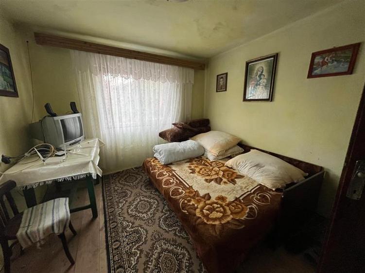 Casă individuală cu 6 camere cu Teren 5900 Mp în Est