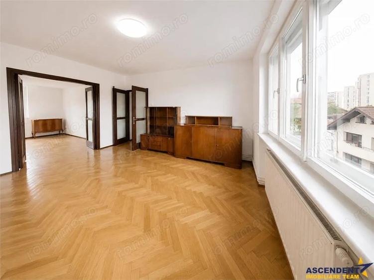 Apartament cu 6 camere decomandat în Central