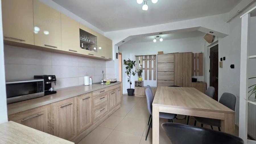 Apartament cu 3 camere semidecomandat în Circumvalațiunii