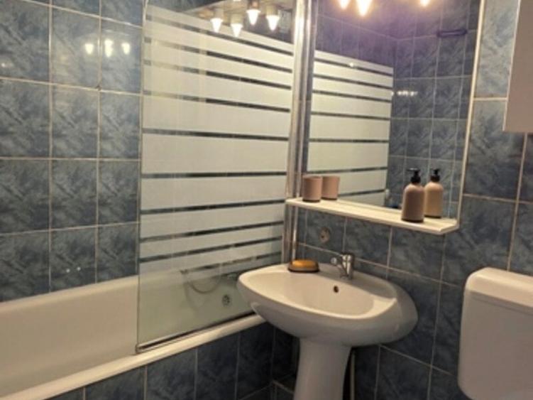 Apartament cu 3 camere semidecomandat, mobilat în Turda