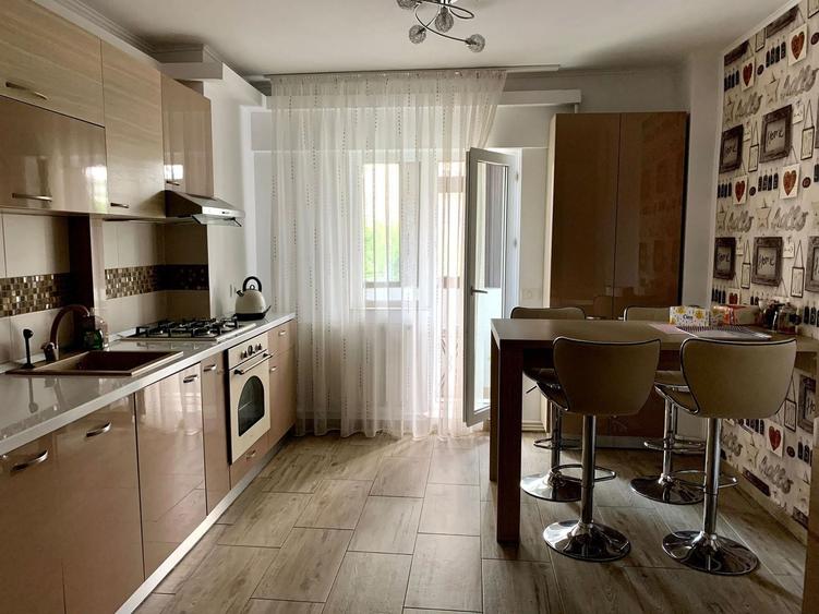 Apartament cu 3 camere decomandat în Faleza Nord