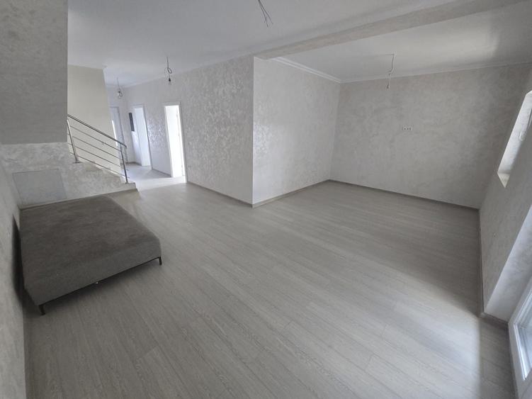 Duplex cu 3 camere cu Canalizare în Moșnița Nouă