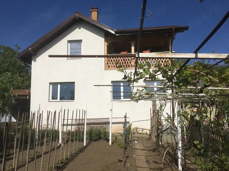 Casă cu Teren 1087 Mp în Poienari