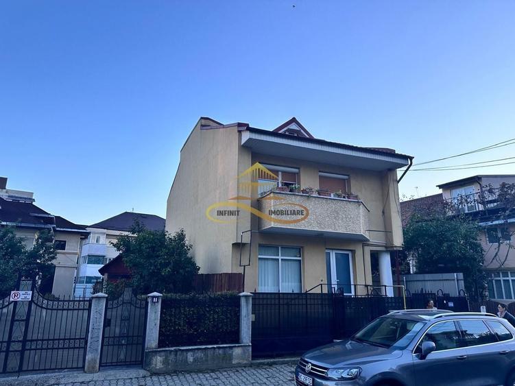 Casă individuală cu 5 camere cu Canalizare în Ultracentral