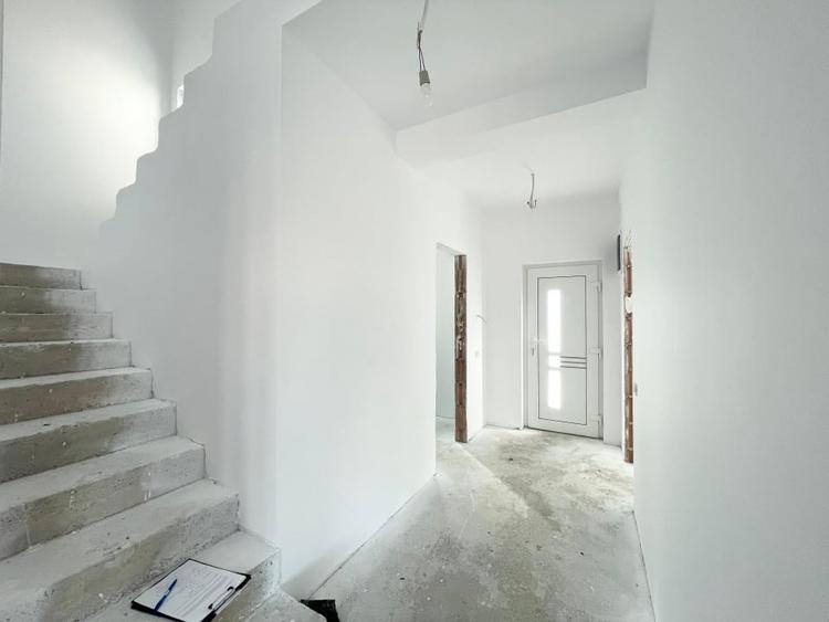 Duplex cu 4 camere cu Canalizare în Moșnița Veche