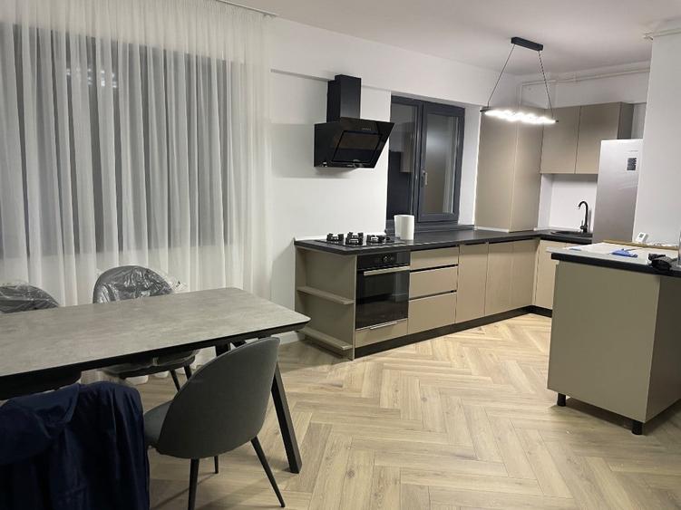 Apartament cu 3 camere decomandat în Sărari