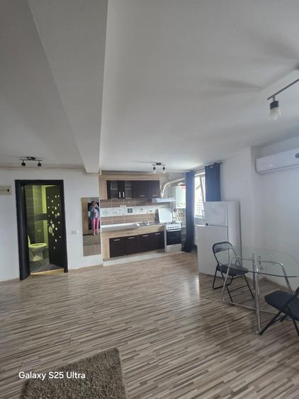 Garsonieră decomandată în Roșu