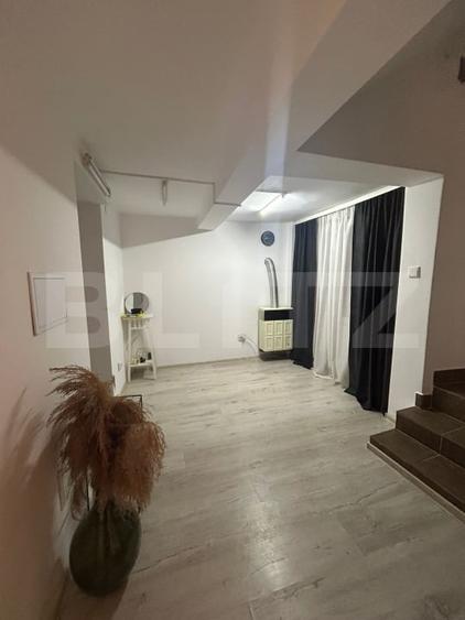 Apartament cu 5 camere decomandat, mobilat în Reghin