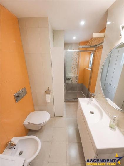 Apartament cu 3 camere semidecomandat în Centrul Civic