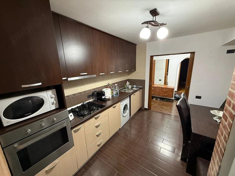 Apartament cu 3 camere decomandat în Exterior Vest