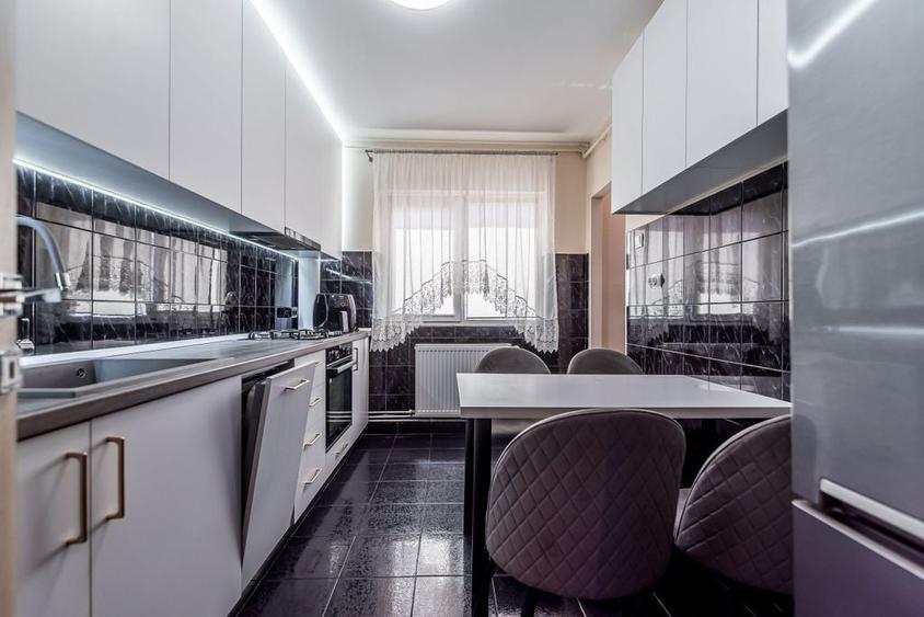 Apartament cu 5 camere decomandat în Central
